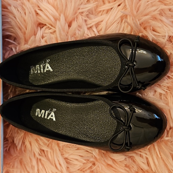 GIRLS Mia Kids Black Patent Ballet Flats with Bow. Size 2. - Picture 3 of 6
